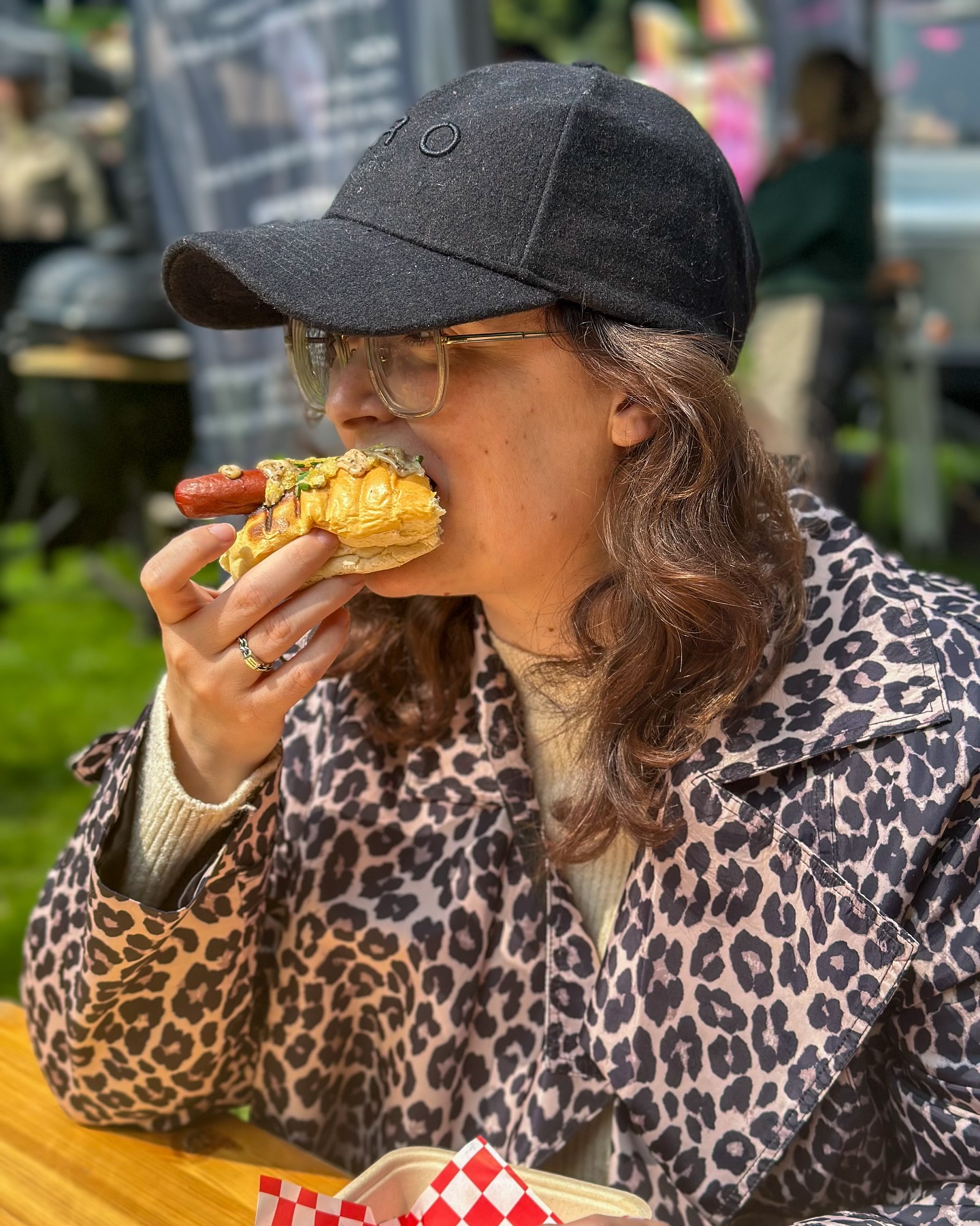 Hap, slik, weg!
Naja, zo snel ging het niet haha.. 

Het lijkt natuurlijk altijd alsof eten mij héél makkelijk af gaat, maar eigenlijk is het juist één van de hulpvragen in het ziekenhuis geworden.

Ik hou enorm van eten en geniet er ook echt van, alleen gaat het niet alle dagen even makkelijk. Mijn tafelgenoten moeten sowieso geduld hebben, want slow down is mijn motto aan tafel haha.. en het is ook altijd fijn als er iemand bij is bij wie ik een deel van mijn portie nog kwijt kan 😂

De kans is aanwezig dat de ADOA+ ook wat spieren in het kaakgebied heeft verzwakt. Dat moet allemaal getest worden. Dat duurt nog even, maar zal jullie daarin ook meenemen als het zover is. Ik merk dat ik sowieso echt dankbaar ben voor de hulp en uitleg van “Team mito” (zoals de cardioloog zei haha), want snap mijn eigen lijf nu steeds wat meer.. alhoewel.. soms snap ik er juist ook echt geen snars meer van.. 🤭

Overigens blijft eten wel gewoon mijn grootste hobby, dus dat blijf ik heerlijk met jullie delen. 😇

Mooie vrijdag en alvast een heerlijk  weekend gewenst! 🫶🏻
Liefs, Daniëlle